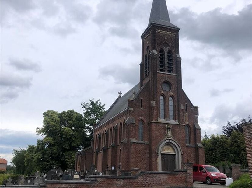 Centraal gelegen kerk in het landelijke Klein-Gelmen.  <br />
Het pand is in goede bouwstaatkundige toestand en behoeft beperkte renovatie.  <br />
De