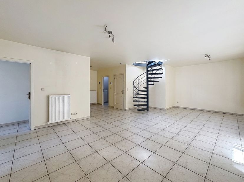 Ruim duplex appartement met 3 slaapkamers te huur in centrum Zonhoven<br />
Dit duplex appartement is ideaal gelegen pal in het centrum van Zonhoven,