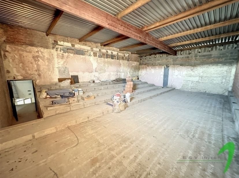 Bent u op zoek naar een unieke investeringsmogelijkheid in Aalst? Deze voormalige cinemazaal, met een indrukwekkende totale oppervlakte van 417m², bie