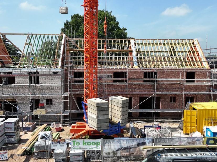 Rond de Mokkerkapel worden drie moderne BEN-woningen gebouwd op een toplocatie, op wandelafstand van scholen, winkels en openbaar vervoer. De woningen