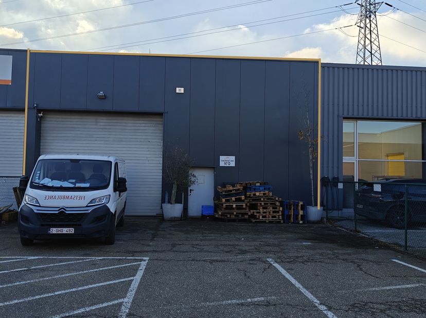Unité PME à louer – Noorderlaan 97, Anvers<br />
Découvrez cette unité PME fonctionnelle et prête à l’emploi, idéalement située le long de la Noorderl