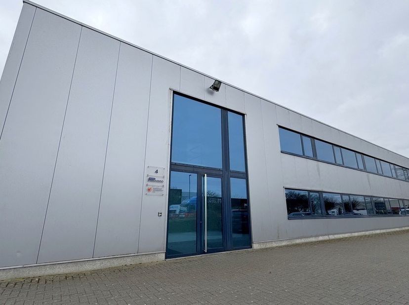 280m² mooi ingerichte en ingedeelde kantoorruimte op eerste verdieping met 10 parkeerplaatsen<br />
Ligging: in de KMO-zone Kapelleveld te Wommelgem,