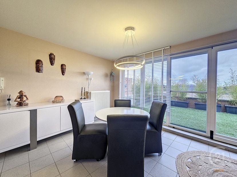 Op zoek naar een ruim en verzorgd appartement op een rustige locatie in Westende? Dit instapklare appartement van 100 m² beschikt over twee slaapkamer