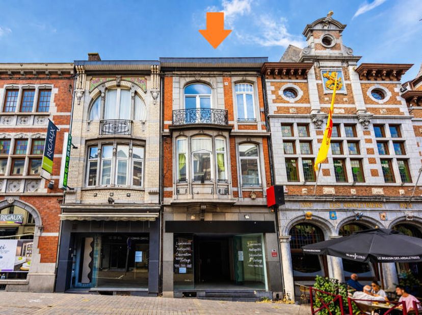 Maison de commerce à rénover, parfaitement située dans l'hyper centre de Visé (rue commerçante), offrant de multiples possibilités et une belle visibi