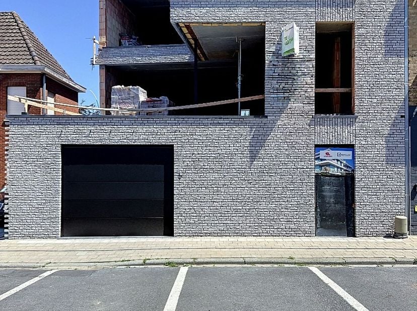 Dit nieuwbouwappartement is gelegen in een kleinschalige residentie bestaande uit 2 appartementen, 3 garages, 2 ruime privé bergingen en een groenzone