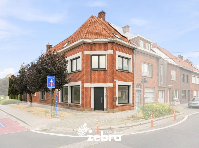 Deze ruime hoekwoning is gelegen op een uiterst centrale ligging te Roeselare, vlakbij veel invalswegen (E403, de ring), de Lidl, het Sterrenbos en he