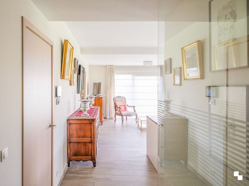 Dit luxueuze appartement bevindt zich op het gelijkvloers van Residentie Aramis. Het appartement beschikt over een bewoonbare oppervlakte van ca. 97 m