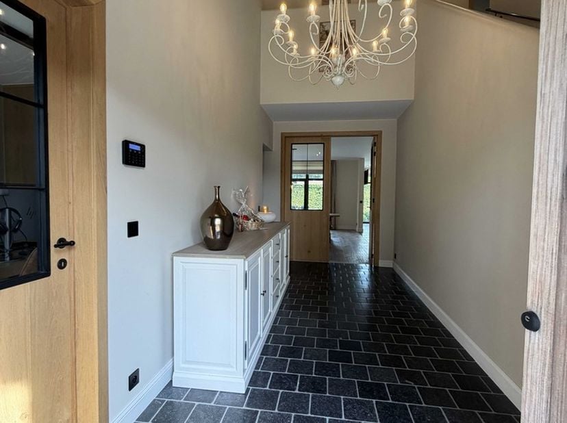 Deze statige villa werd gebouwd in 2016 met oog voor kwalitatieve materialen en comfort.<br />
<br />
Gelegen aan de Bouwelsesteenweg geniet deze woni
