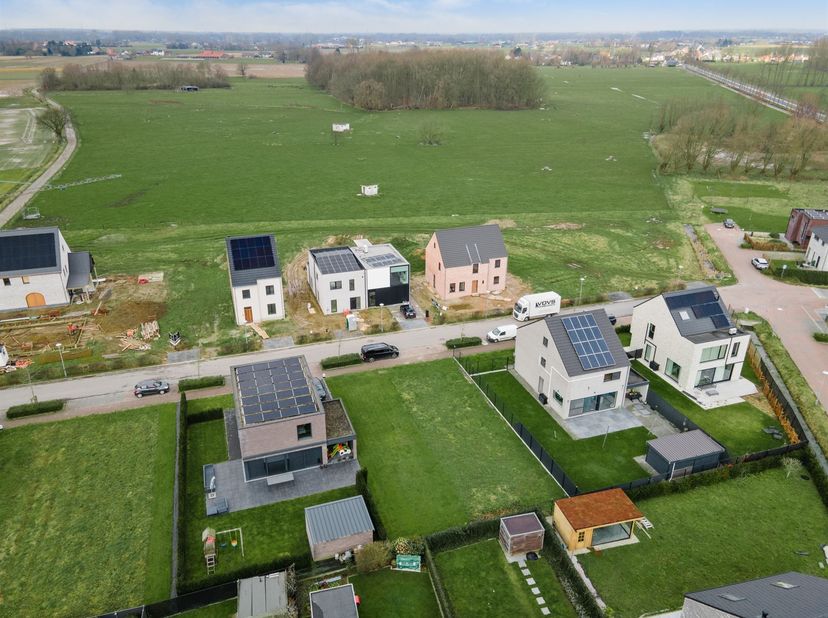 Immo Leolux biedt deze mooie bouwkavel aan, gelegen in een rustige en groene omgeving in Wolvertem, omgeven door uitgestrekte velden. Hier geniet u da