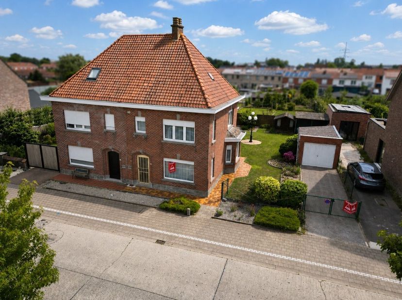 Deze gezinswoning is gelegen op een gunstige locatie in Dadizele, op wandelafstand van het centrum en het park. Dankzij de vlotte bereikbaarheid en de