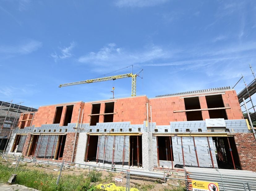 Deze 4 MODERNE NIEUWBOUWWONINGEN worden opgericht op een CENTRALE LIGGING, dit op de hoek van de Astridlaan en de Vooruitgangstraat. Van hieruit heeft