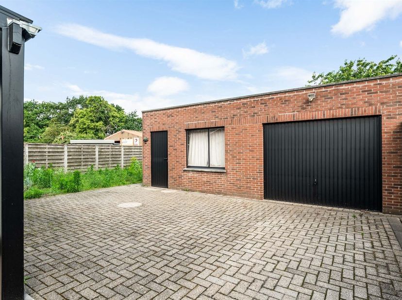 Vrijstaande woning op circa 450m².<br />
<br />
<br />
We betreden deze woning via de inkomhal. Via de nachthal vinden we 2 volwaardige slaapkamers