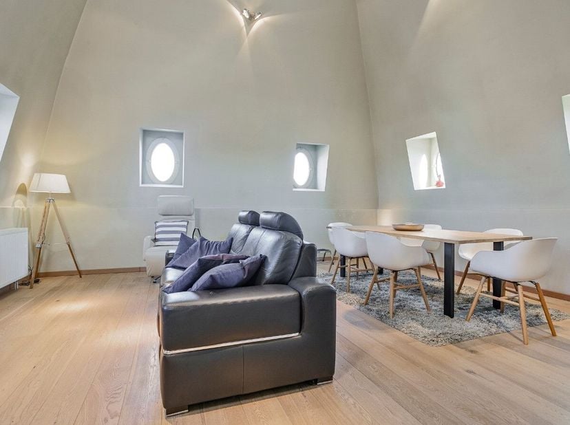 Blankenberge: Authentiek, instapklaar appartement met terras te koop in Blankenberge Op de 4e verdieping van residentie "Villa Alta" vinden we dit ins