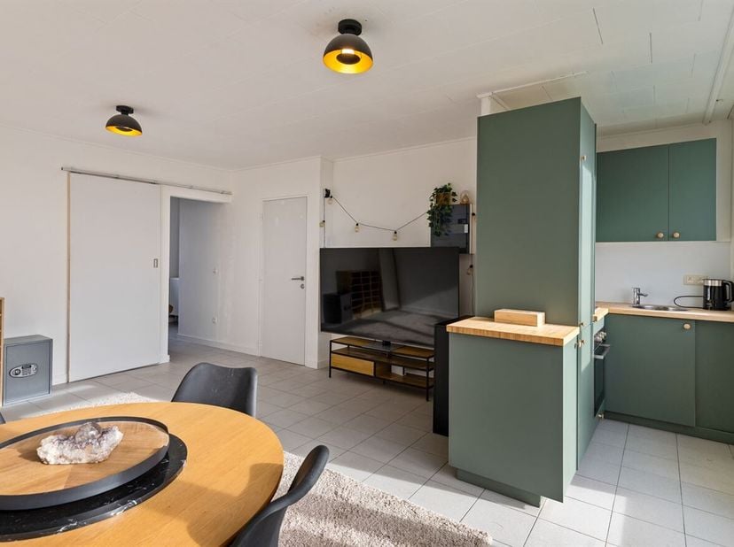 Dit appartement bevindt zich op de vijfde en bovenste verdieping van een appartementsgebouw aan de Bisschoppenhoflaan in Deurne. Dankzij de centrale l