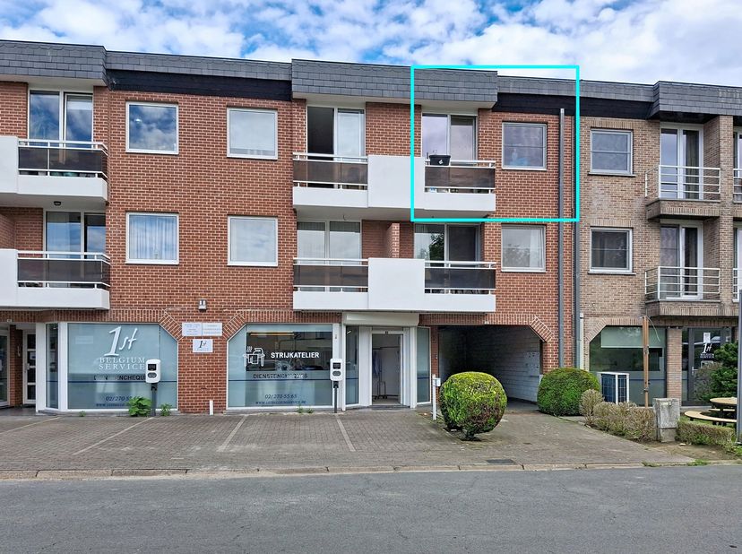 Duplexappartement op de tweede verdieping in een rustige omgeving met veel lichtinval. Het appartement omvat een woonkamer van 30 m² met balkon, een v