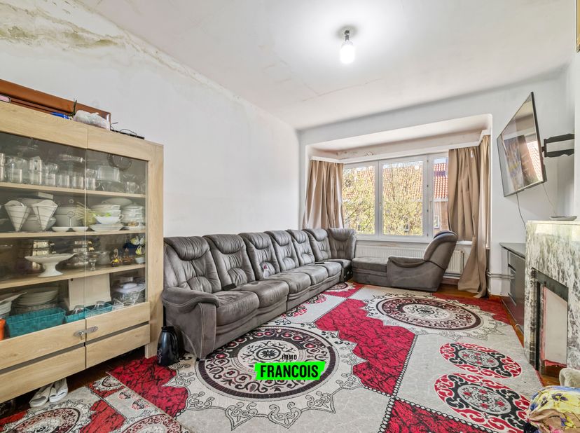 Dans un emplacement particulièrement agréable, à proximité à la fois du centre-ville et de la mer, se situe ce spacieux appartement d'une surface habi