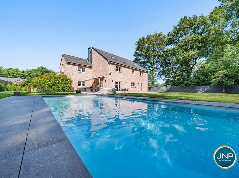 JNP Immobilier a le plaisir de vous présenter cette magnifique propriété de 2485 m² avec piscine et Pool House située dans un environnement d'exceptio
