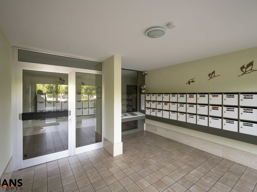 Dit ruim appartement op de 9de verdieping met lift is gelegen te midden van scholen, openbaar vervoer, winkels en andere voorzieningen.<br />
Het besc