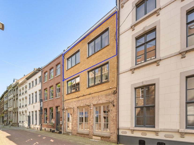 Dit comfortabel appartement is gelegen op de 2de verdieping van een kleinschalige residentie op een steenworp van historische markt en pal in het cent