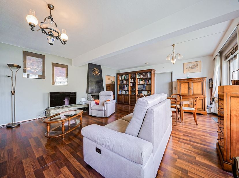Easyhome biedt u dit mooie appartement met 3 slaapkamers aan, ideaal gelegen aan de Paul Hymanslaan 128 te 1200 Sint-Lambrechts-Woluwe, op de 10e verd