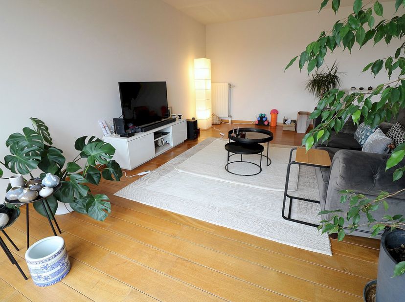 Très bel appartement de standing de 140m² composé de :<br />
- 1 hall d'entrée avec vestiaire<br />
- 3 belles chambres en parquet avec placards intég