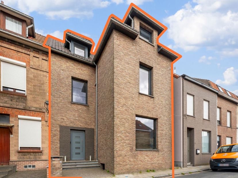 Deze volledig instapklare en energiezuinige woning bevindt zich op wandelafstand van de Menepoort.<br />
De woning werd recent grondig gerenoveerd met