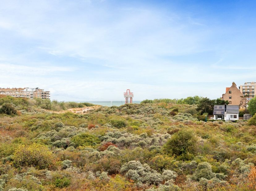 Appartement in Koksijde met prachtig zeezicht en zicht op de duinen, gelegen in een groene omgeving vlak bij openbaar vervoer en de kust. Dit verzorgd