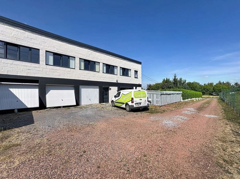 Prix: Offre à partir de 299.000 euros, frais d'agence non inclus et à charge de l'acquéreur.<br />
<br />
Grande maison d'habitation de type bel-éta