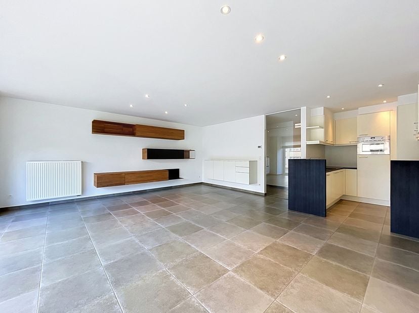 BEZOEK ENKEL AANVRAGEN VIA IMMODAVINCI.BE<br />
LIGGING<br />
Dit aangename appartement is gelegen op de Markt in Deinze, in het bruisende stadscentru