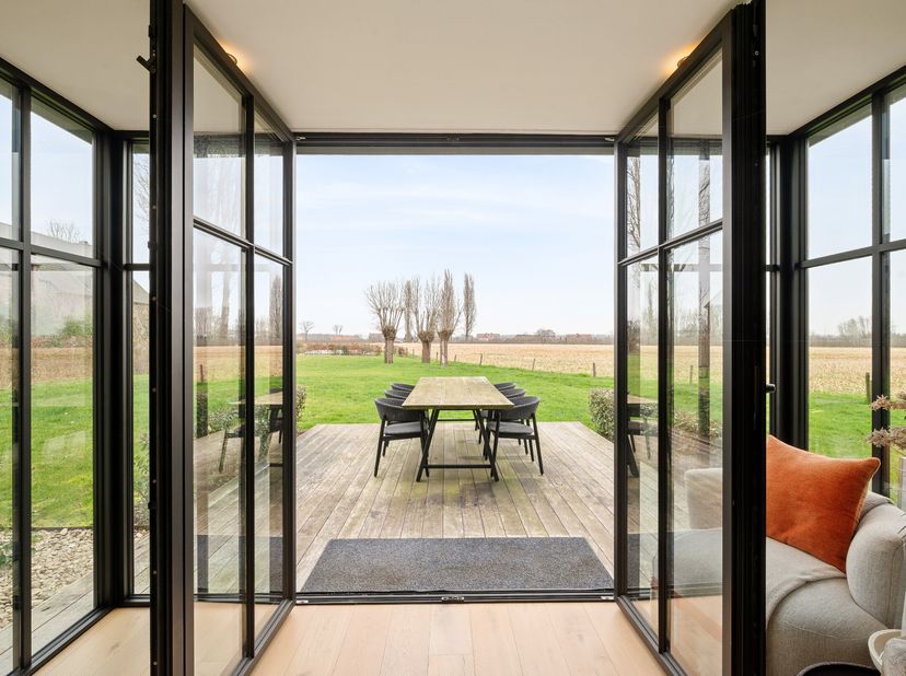 Cette maison neuve, finement finie, est à vendre sous le régime favorable des droits d'enregistrement, située dans un endroit facilement accessible et