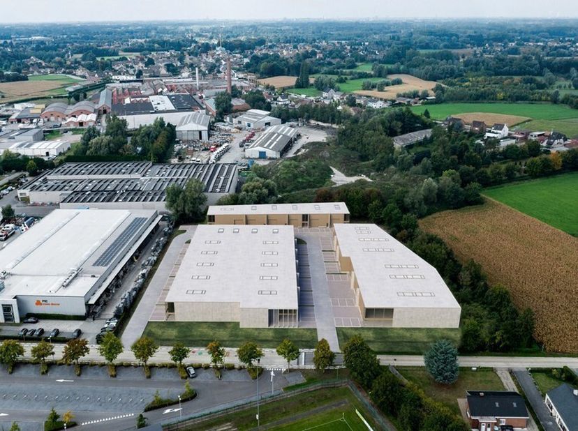 Nieuw te bouwen opslagruimte te koop in Bedrijvenpark Steen<br />
Ligging:  in de Leeweg in Laarne, commercieel gelegen en vlot bereikbaar via de R4 (