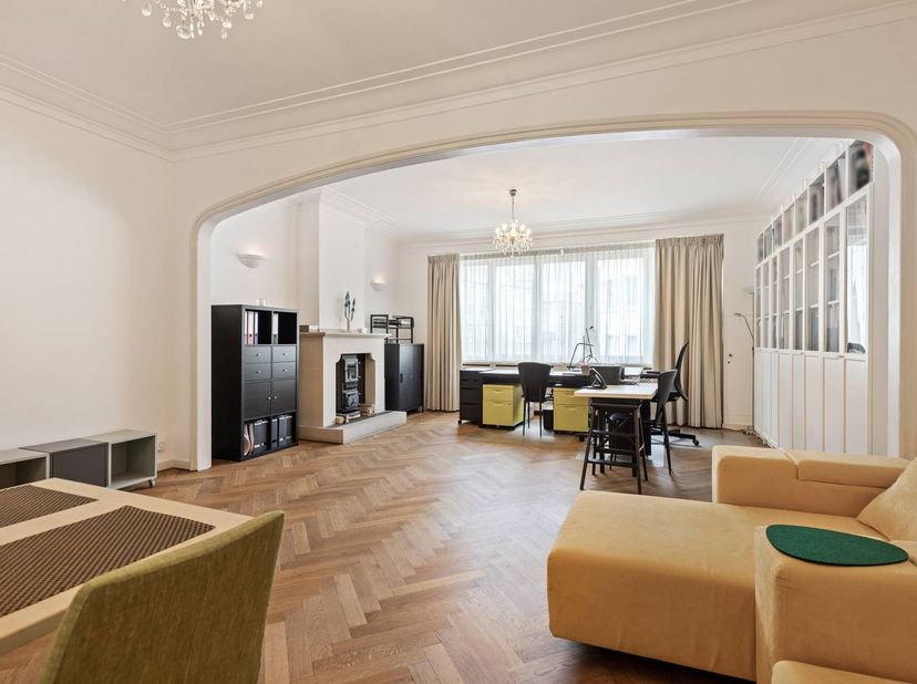 Vous recherchez un penthouse unique à vendre dans la ville animée d'Anvers ? Cet appartement lumineux, spacieux et prêt à emménager d'environ 130 m² e