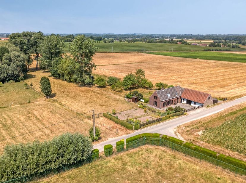 L'emplacement dans une zone agricole garantit une sensation d'ouverture et de belles vues. Idéal pour ceux qui recherchent un projet de rénovation ou