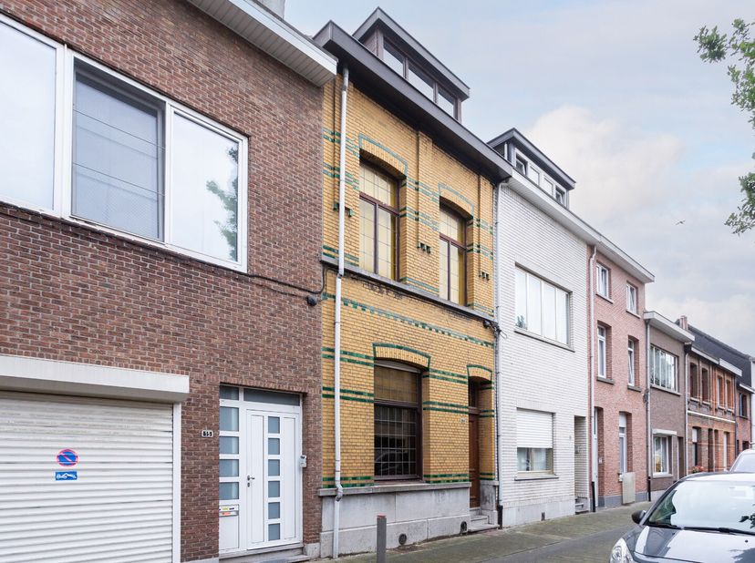 In een rustige en gezellige woonstraat in Wilrijk bevindt zich deze te renoveren gezinswoning met een bewoonbare oppervlakte van ca. 202 m² en een uit