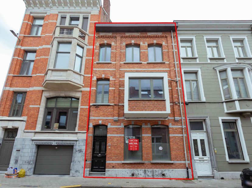 MAISON DE VILLE IDEALEMENT SITUEE<br />
<br />
Maison de ville à rénover idéalement située à Termonde (Zwarte Zustersstraat 26), comprenant : au rez-d