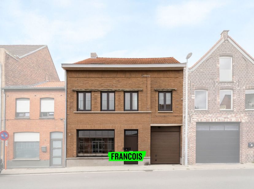 À la recherche dune maison commerciale polyvalente à vendre dans le centre de Poperinge ? Cette propriété combine une excellente visibilité commercial