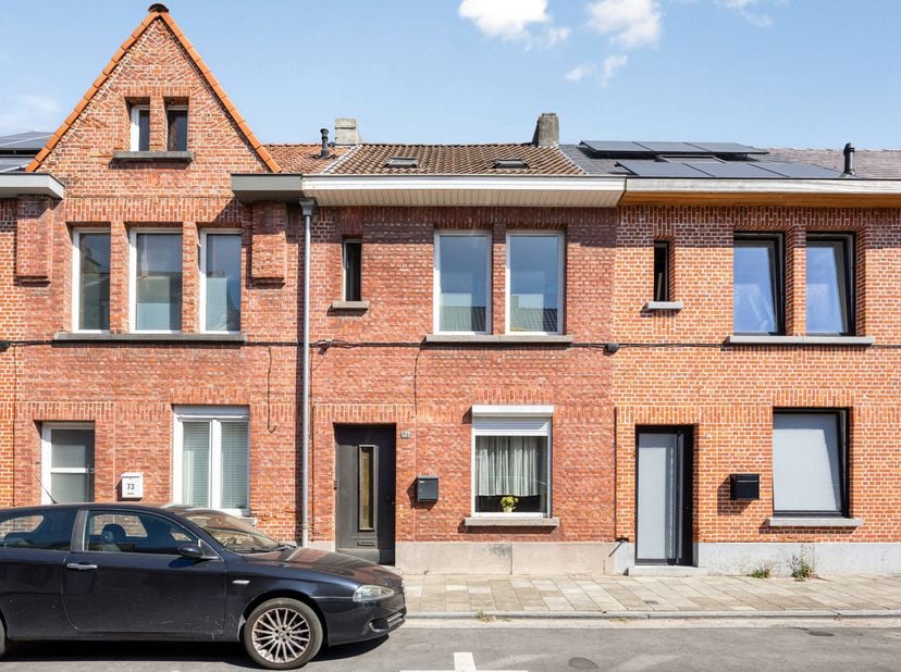 Bent u op zoek naar een woning die u volledig naar eigen smaak kunt renoveren? Dan is deze gesloten bebouwing zeker een bezoek waard.<br />
De woning