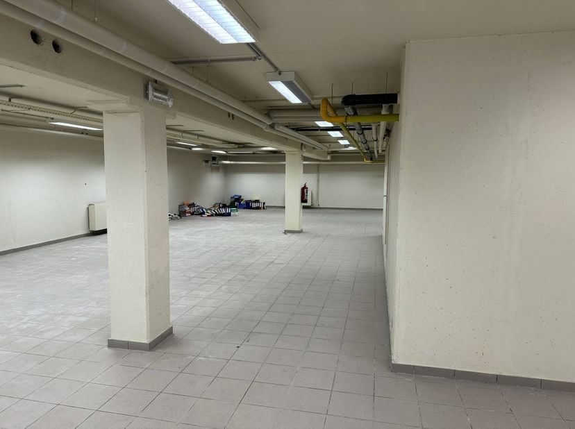 Kelderruimte (450m²) te huur – ideaal voor opslag<br />
<br />
Op zoek naar een ruime opslagruimte? Deze kelder van ca. 450 m² is perfect voor stockag