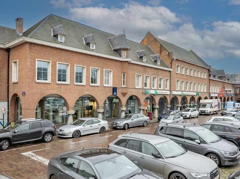 Opbrengsteigendom te koop gelegen aan de Markt in Schoten.<br />
De Markt in Schoten zit in laatste fase van renovatie.<br />
Een nieuwe parking, nieu