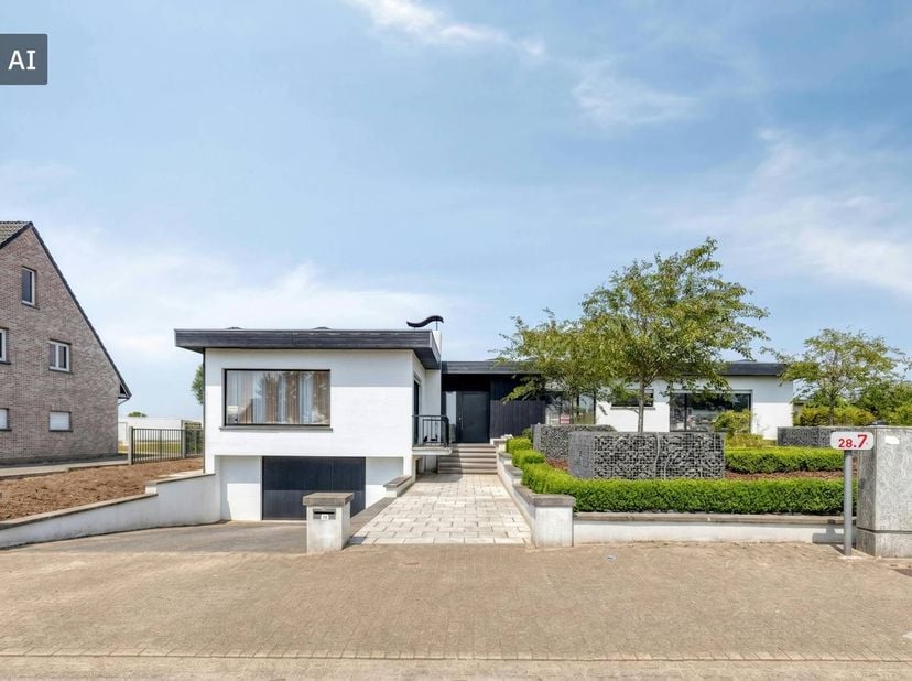 Dit unieke eigendom staat te koop in het gezellige Aartrijke. Gelegen aan de Eernegemsestraat, vlakbij de dorpskern,  geniet u hier van een mix van pr