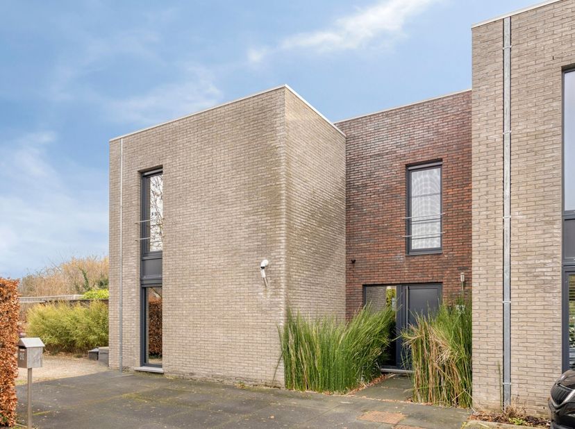 Recente woning (2017) met 3 kamers én carport op een perceel 11a29ca! Indeling gelijkvloers: inkomhal, apart toilet, ruime woonkamer met en eetplaats