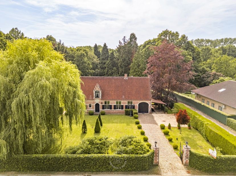 Deze karaktervolle villa geniet van een prachtig aangelegde, westgerichte tuin en een royaal perceel van 2.111 m². De verzorgde kassei-oprit, volwasse