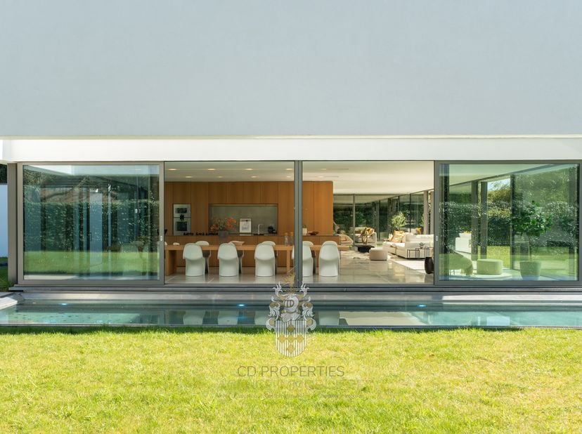 Architectenvilla Erpicum – Absolute elegantie in Linkebeek <br />
Gelegen in een groene en volledig private omgeving in Linkebeek, belichaamt deze uit