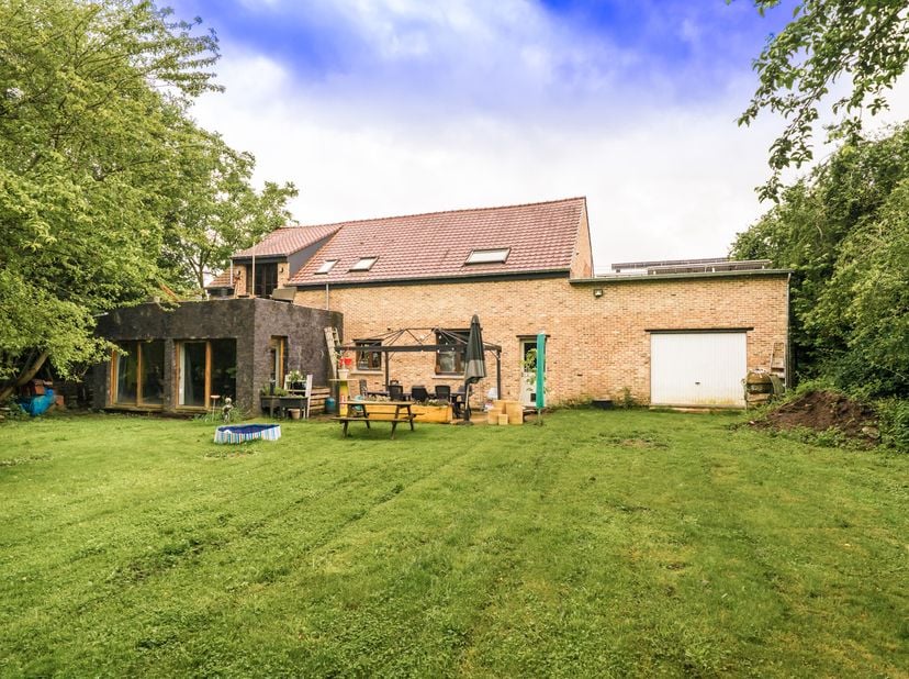 Achterin gelegen en volledig omgeven door groen bevindt zich deze uitzonderlijk ruime woning met een unieke indeling en een loftgevoel. Dankzij het op