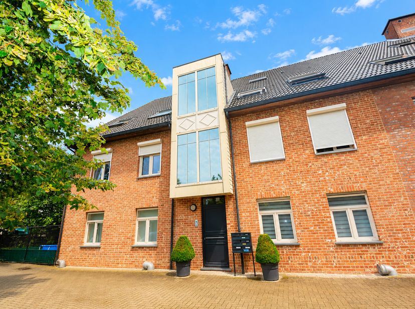 Instapklaar duplexappartement op de tweede en derde verdieping met lift op wandelafstand van centrum Oelegem, bestaande uit: inkomhal met apart toilet
