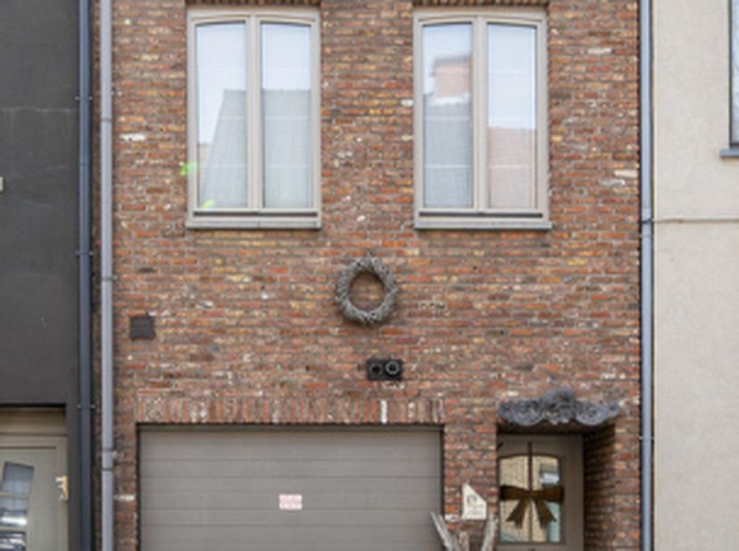 SUPER GEZELLIGE EIGENDOM MET GARAGE, ROMANTISCHE TUIN EN ACHTER UITWEG VOOR FIETSEN / BROMMERS<br />
Gezellige gezinswoning&amp;nbsp; voorzien van een pra