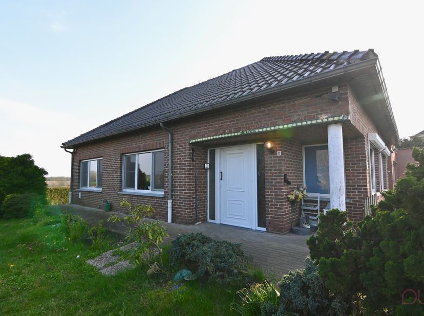 Deze charmante gelijkvloerse woning is rustig gelegen op een perceel van 8a19ca in het landelijke Borgloon, midden in de prachtige Haspengouwse velden