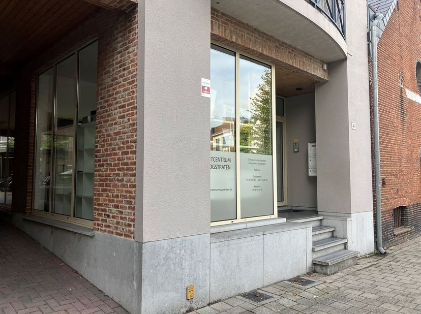 Belle propriété commerciale à louer, 60 m² dans le centre animé de Hoogstraten !<br />
Situation : Immeuble commercial bien situé dans le centre de Ho