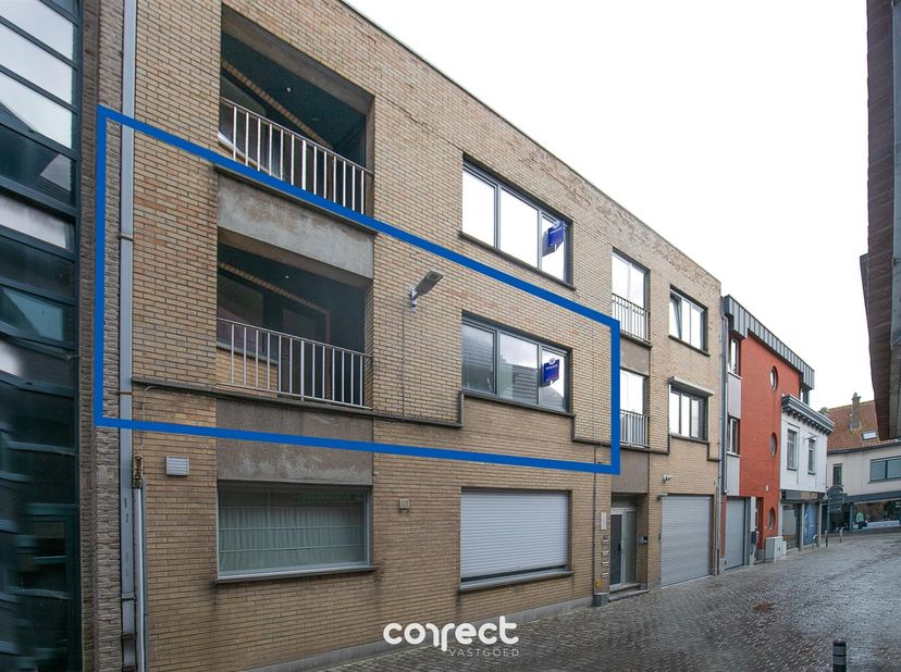 Centraal gelegen 2 slaapkamer appartement.<br />
<br />
Het appartement is gelegen in het centrum van Gistel, volledig vernieuwd en omvat de inkom,