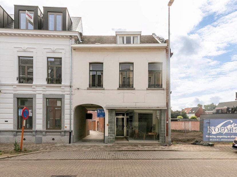 Te renoveren woning in het centrum van Herentals<br />
Ligging: Gelegen pal in het centrum van Herentals, op een boogscheut van de Grote Markt, met al